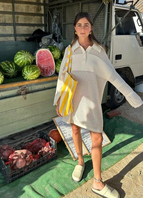 Una influencer con vestido de punto de Gant. Foto: vicmontanari