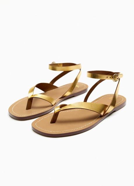 Sandalias con tira de dedo en dorado