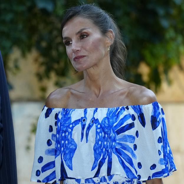 La reina Letizia enseña hombros perfectos y se supera con el vestido estampado más espectacular del verano en la recepción anual en Marivent