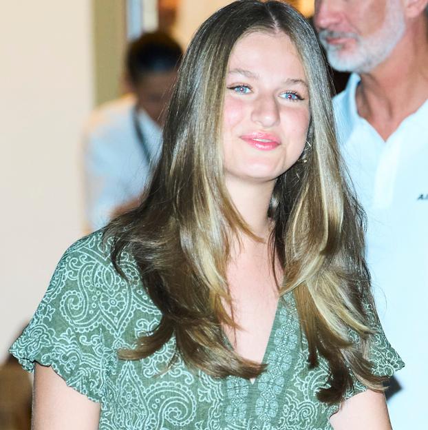 Leonor sorprende en su última cena en Palma con un vestido verde fresquito de gasa estampada que puedes copiar por muy poco 