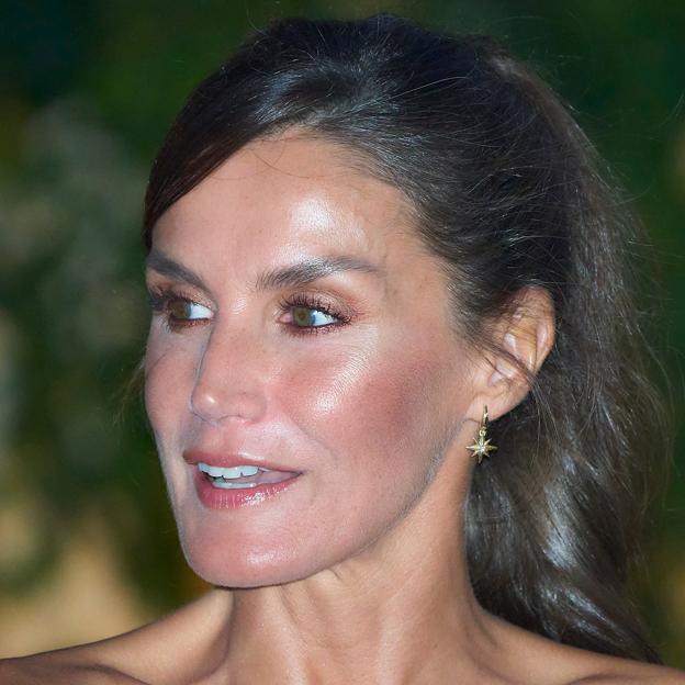 La reina Letizia con unos pendientes de Isabel Guarch.