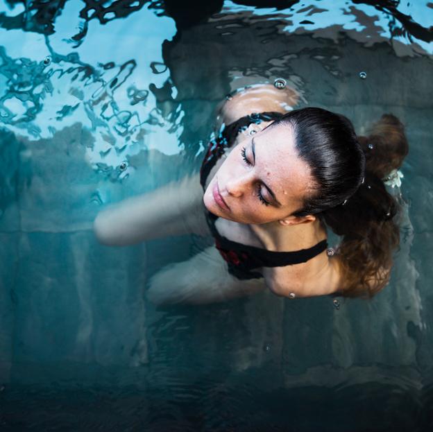 Mujer nadando en agua fría. 