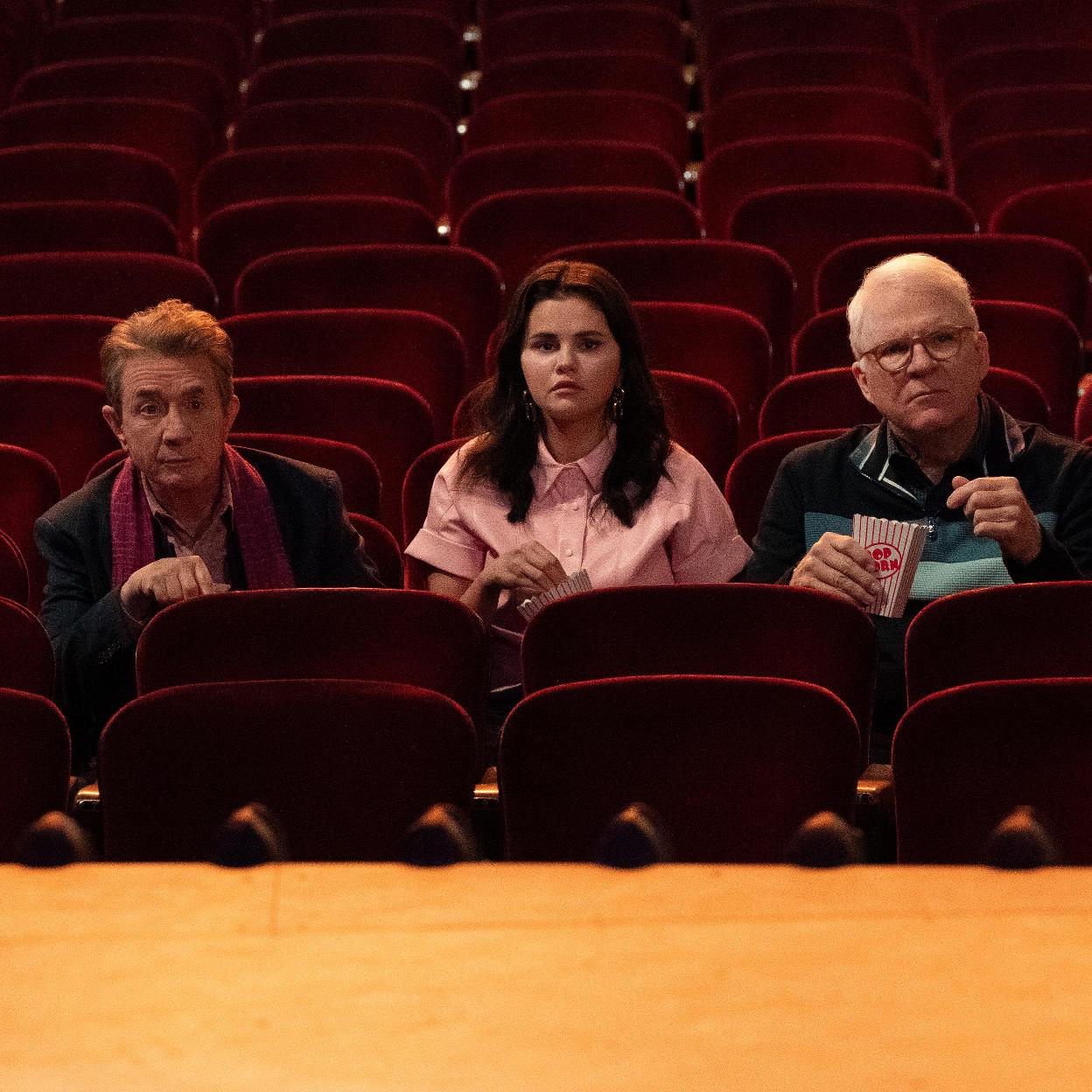 Martin Short, Selena Gómez y Steve Martin en una imagen de la tercera temporada de Solo asesinatos en el edificio./disney+