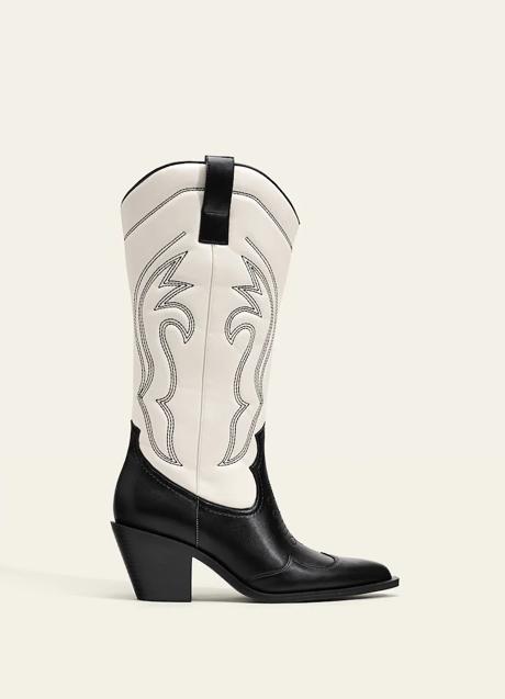 Botas en blanco y negro de Stradivarius (55,99 euros)