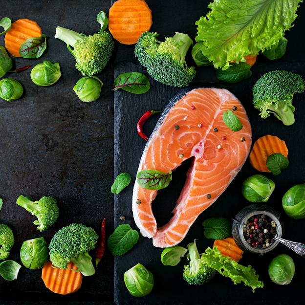 Salmón y verduras para una dieta antiinflamatoria. 