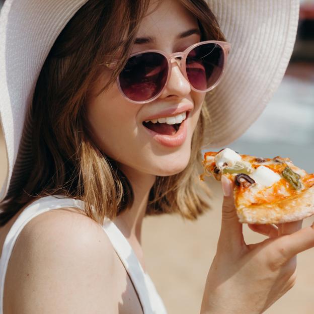 Mujer comiendo pizza