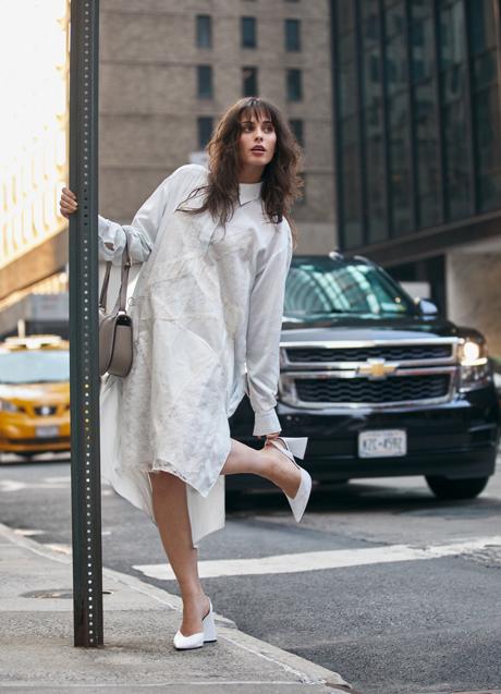 Vestido y bolso de Fendi; y zapatos de Lhambi. Fotografía: Fernando Sippel / Estilismo: Inés Itsaso