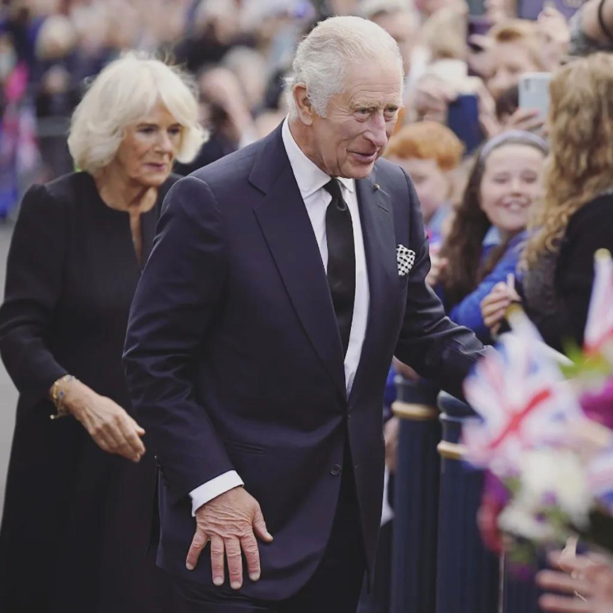 Carlos III y la reina Camilla se mostraron muy cercanos a la ciudadanía en los días posteriores al fallecimiento de Isabel II y fueron protagonistas de los funerales de Estado que se celebraron en Londres. /d.r.