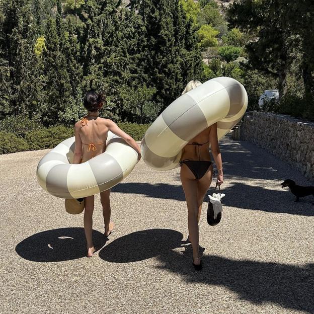 Una de las últimas fotografías del verano de 2023 que Marie-Chantal de Grecia ha compartido en su perfil de Instagram, con la leyenda «de camino a la playa». 