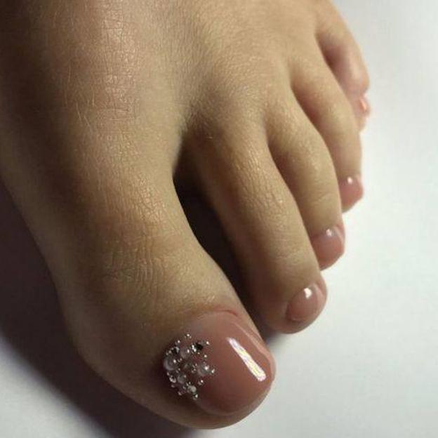 Pedicura de boda para novias con perlas