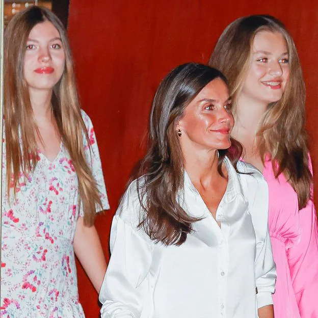 Lo que vimos de la salida de Letizia de incógnito para ver Barbie: Leonor de rosa muy fan, el rey Felipe en vaqueros y una reina Sofía feliz