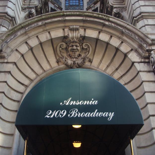 El arco de entrada del edificio Ansonia en la actualidad. 