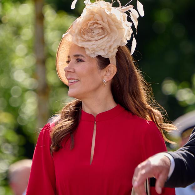 Mary de Dinamarca confirma que el rojo es el color para ser la invitada perfecta (y su vestido está muy parecido en Mango)