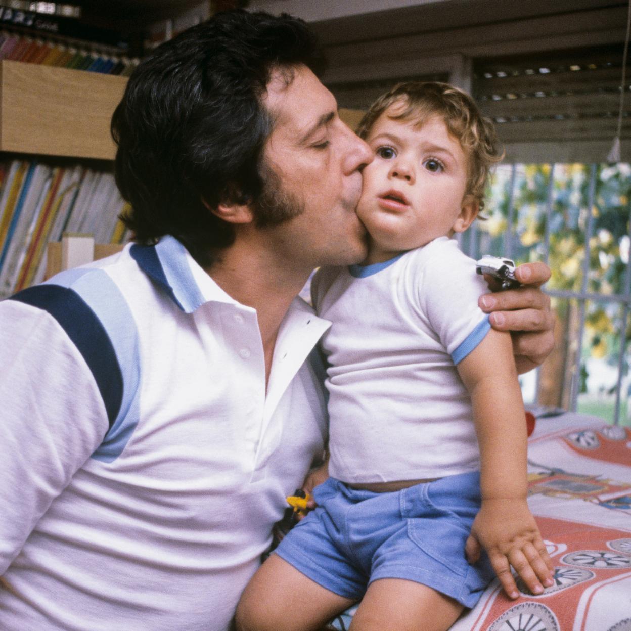 Sancho Gracia fotografiado en 1980, dándole un tierno beso a su hijo mayor, Rodrigo. /GETTY IMAGES