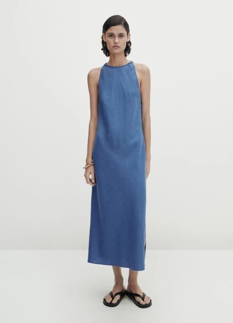 Vestido azul con cuello halter de Massimo Dutti, 69,95 euros.