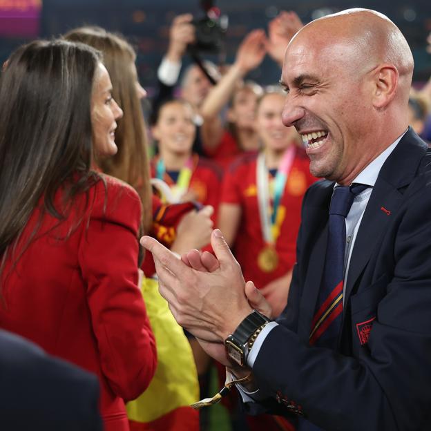 Los tres momentos conflictivos de Luis Rubiales, presidente de la Real Federación Española de Fútbol, en el Mundial de Sídney: beso forzado, beso robado y gestos obscenos