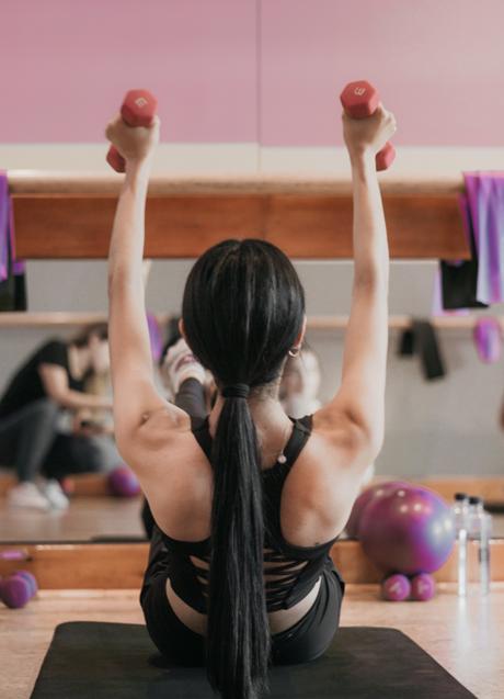 Mujer haciendo abdominales/UNSPLASH