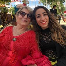 Olga Carmona, junto a su abuela en una imagen de sus redes sociales./Instagram