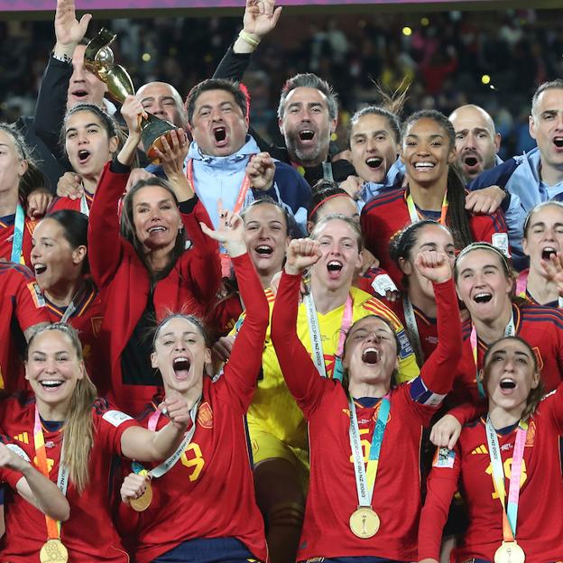 Las jugadoras de la selección celebran el triunfo en el mundial. 