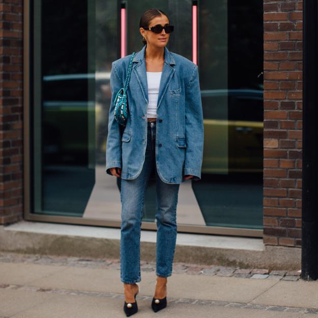 La chaqueta más sofisticada para el entretiempo es la blazer denim que arrasa en el street style