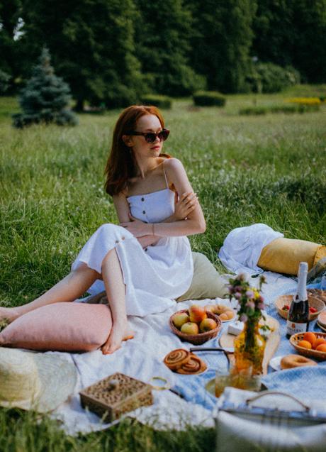 Mujer haciendo un picnic/PEXELS