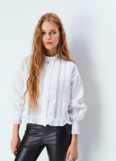 Blusa blanca calada de Sfera (25,99 euros)