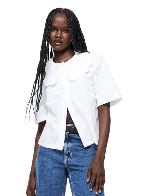 Blusa blanca con cuello bebé de H&M (29,99 euros)