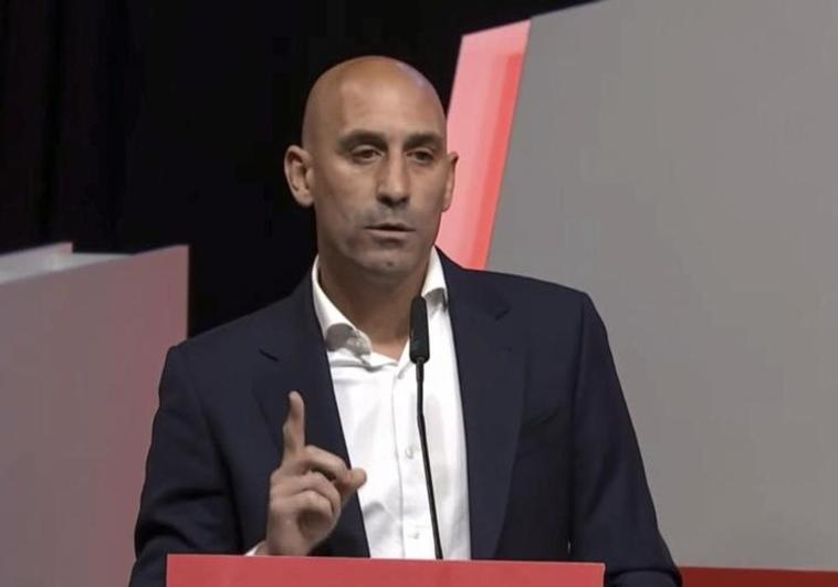 Luis Rubiales no ha presentado su dimisión y sigue al frente de la Federación Española de Fútbol. /captura restransmisión directo RFEF