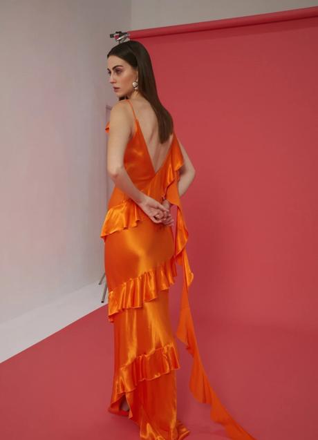 Vestido con volantes en naranja de Redondo Brand. Foto: Redondo Brand.