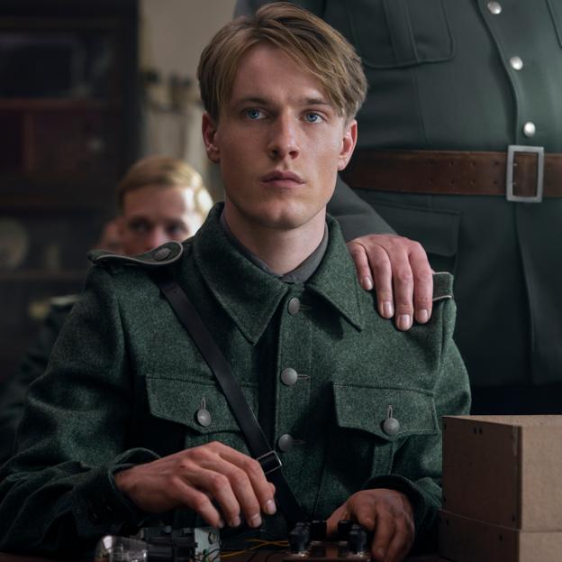 Louis Hofmann, protagonista de la serie de _Netflix, La luz que no puedes ver. 