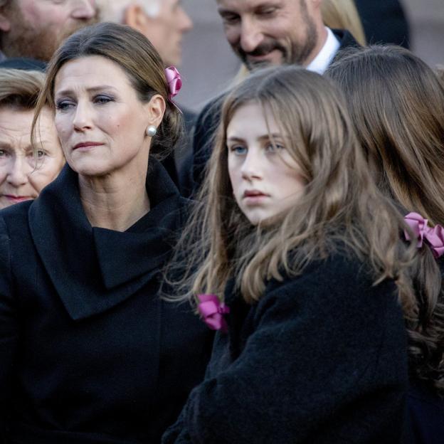 Leah Isadora con su madre, la princesa Marta Luisa, en el funeral de su padre, Ari Behn. 