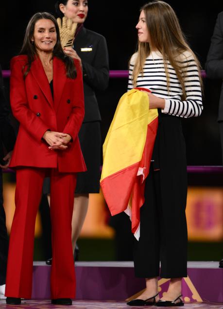 La reina Letizia y la infanta Sofía durante la entrega de premios de la final del Mundial. / GTRES