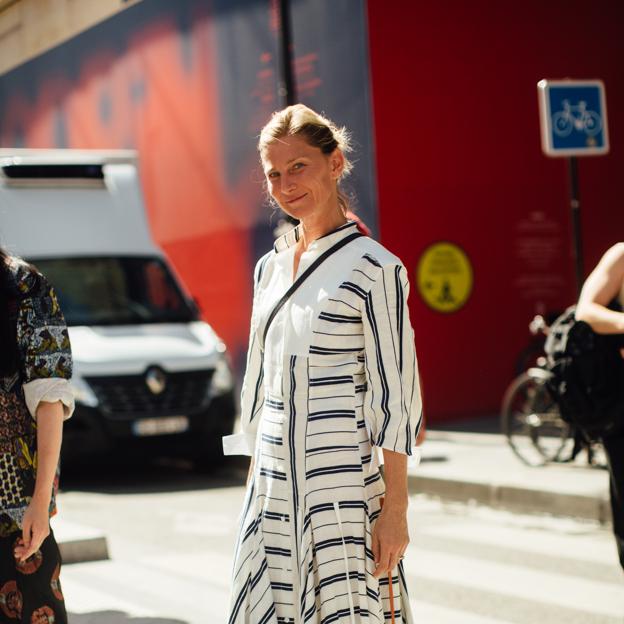 Por qué no ha llegado el frío, pero ya queremos este vestido de punto con print de rayas de Mango