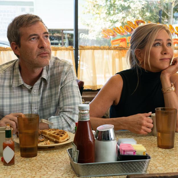 Mark Duplass y Jennifer Aniston en una imagen de The Morning Show.