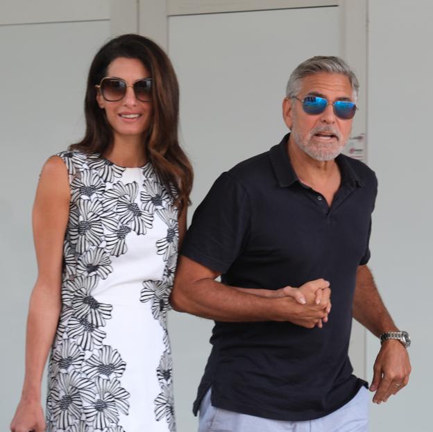 Amal Clooney arrasa en el Festival de Venecia con el vestido corto de flores que rejuvenece a los 40