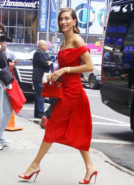 Hailey Bieber con un vestido midi rojo. / GTRES