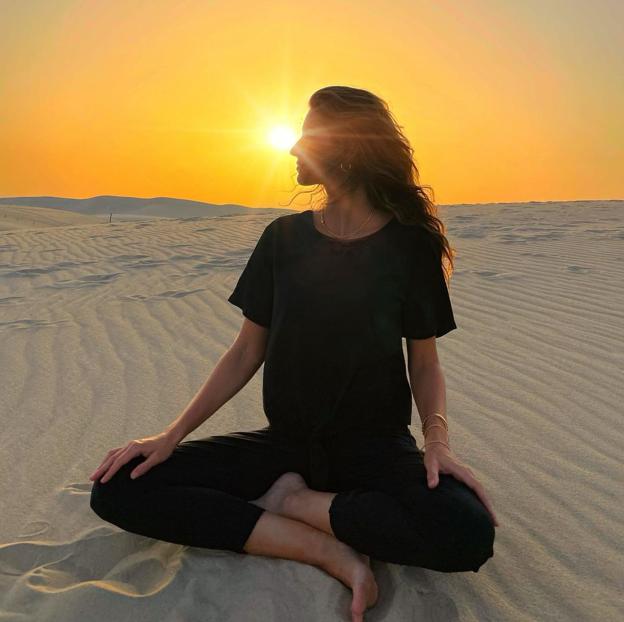 Gisele Bundchen haciendo yoga en el desierto. 