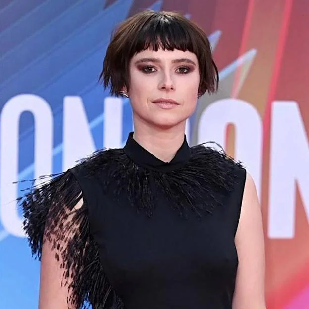 Jessie Buckley con micro bob con baby bangs