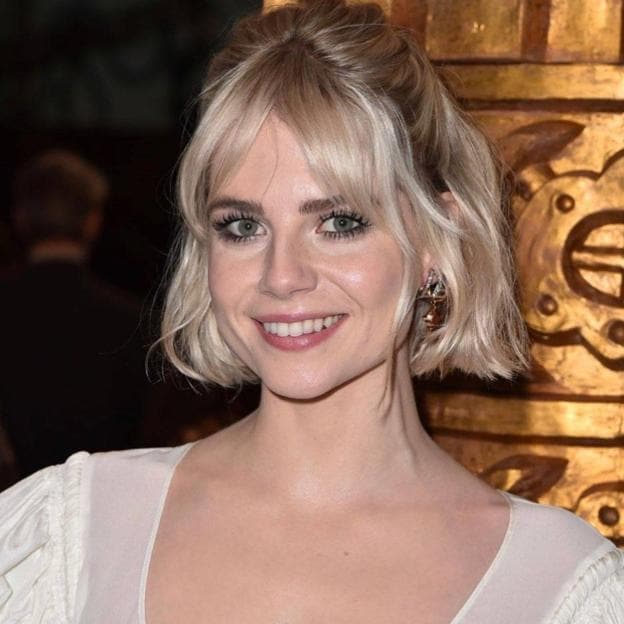 Lucy Boynton lleva un bob con flequillo cortina