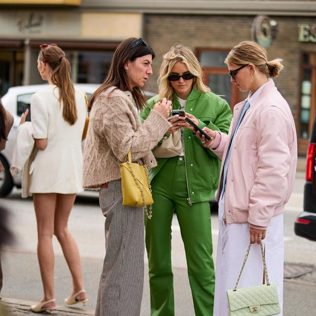 La nueva chaqueta que reinará en el street style según las nórdicas es una bomber efecto piel