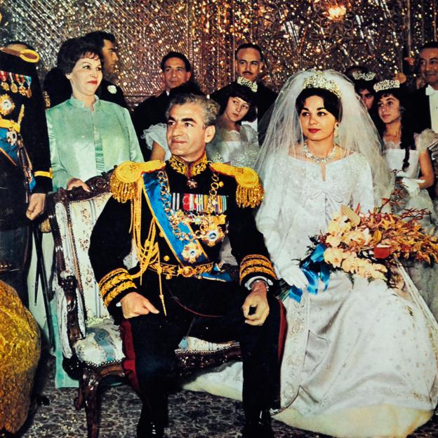 Así fue la boda de Farah Diba y el Sha de Persia (la última de la familia imperial iraní): diamantes rosas y una casamentera de 19 años