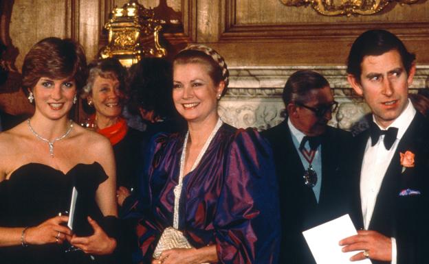 Grace Kelly y Lady Di junto al actual Carlos III de Inglaterra. 