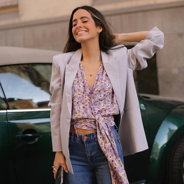 Estas camisas de flores que favorecen muchísimo son la clave para vestir con vaqueros en entretiempo