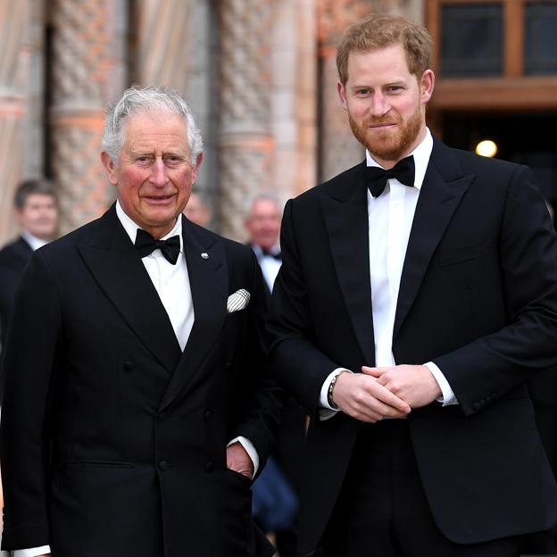 Carlos III de Inglaterra junto a su hijo, el príncipe Harry, antes de que se distanciaran. 