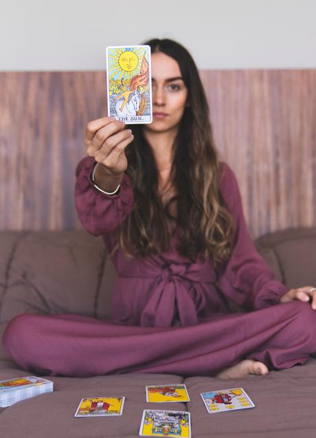 Mujer con cartas del Tarot/PEXELS