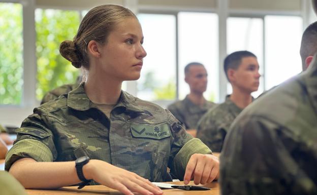 La infanta Leonor, fotografiada por primera vez con el uniforme militar de cadete del Ejército de Tierra, en la Academia Militar General de Zaragoza. 