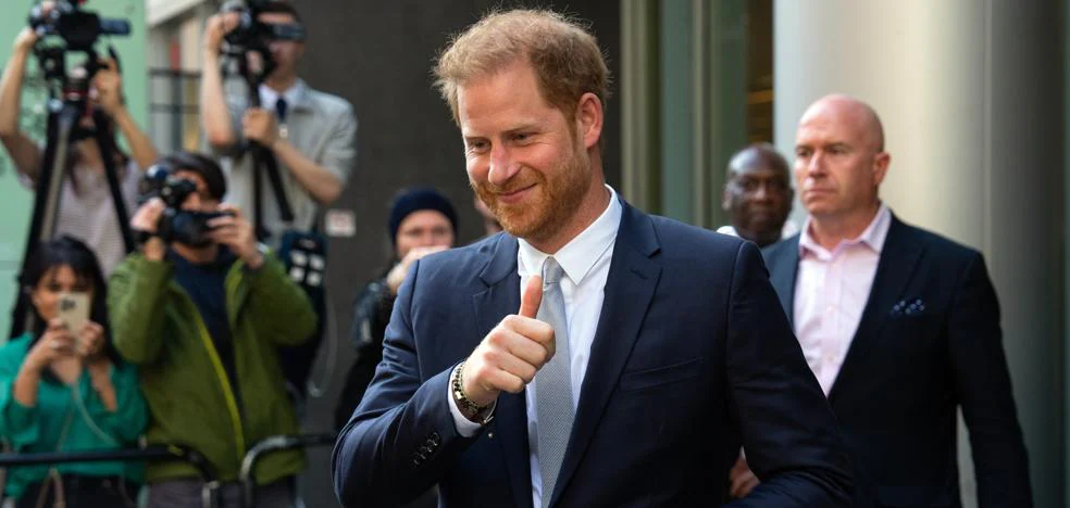 The Uncomfortable Distance: Prince Harry’s Trip to London Sheds Light on His Strained Relationship with King Carlos III