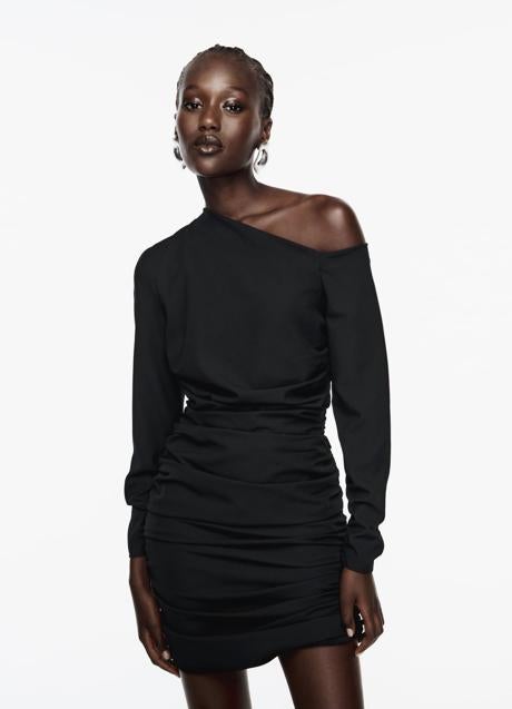 Vestido negro asimétrico de Zara (29,99 euros)