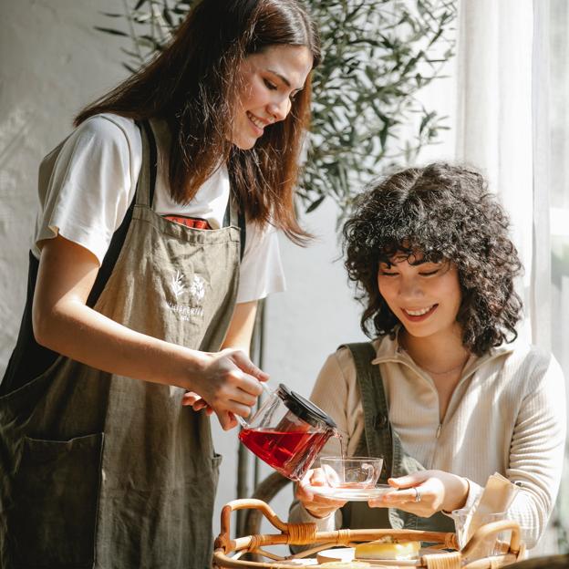 Mujeres tomando té