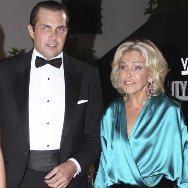 Beatriz de Orleans con su hijo Carlos Felipe. 